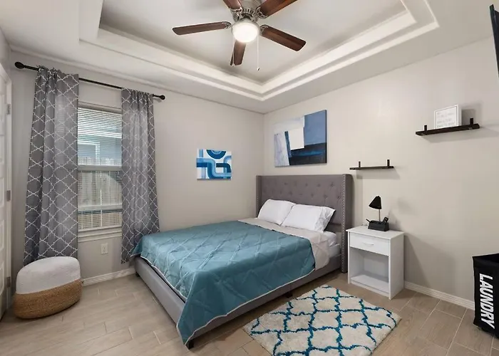 Cozy 3 Bed 2 Bath Apartment, Near Shopping Plazas, Expressway And Free Parking