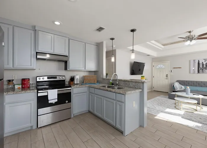 Cozy 3 Bed 2 Bath Apartment, Near Shopping Plazas, Expressway And Free Parking