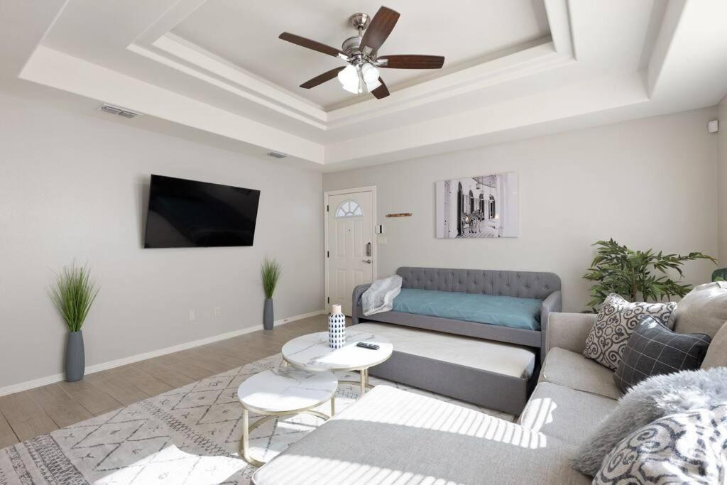 Cozy 3 Bed 2 Bath Apartment, Near Shopping Plazas, Expressway And Free Parking Appartement *