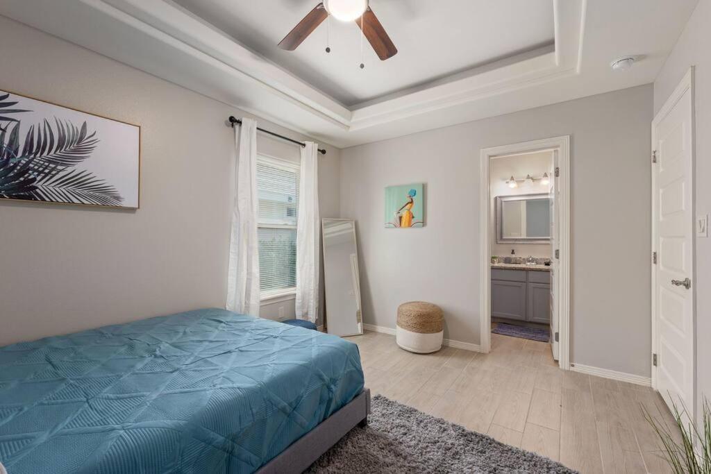 Cozy 3 Bed 2 Bath Apartment, Near Shopping Plazas, Expressway And Free Parking *
