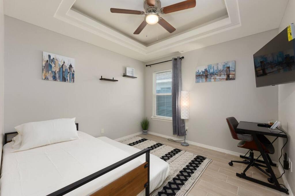 Cozy 3 Bed 2 Bath Apartment, Near Shopping Plazas, Expressway And Free Parking Appartement