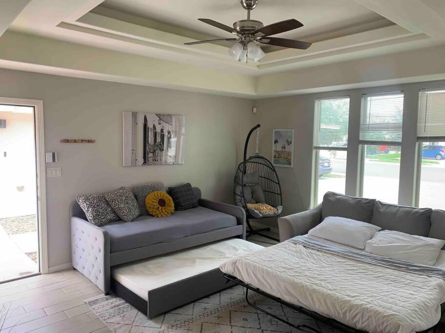 Cozy 3 Bed 2 Bath Apartment, Near Shopping Plazas, Expressway And Free Parking *
