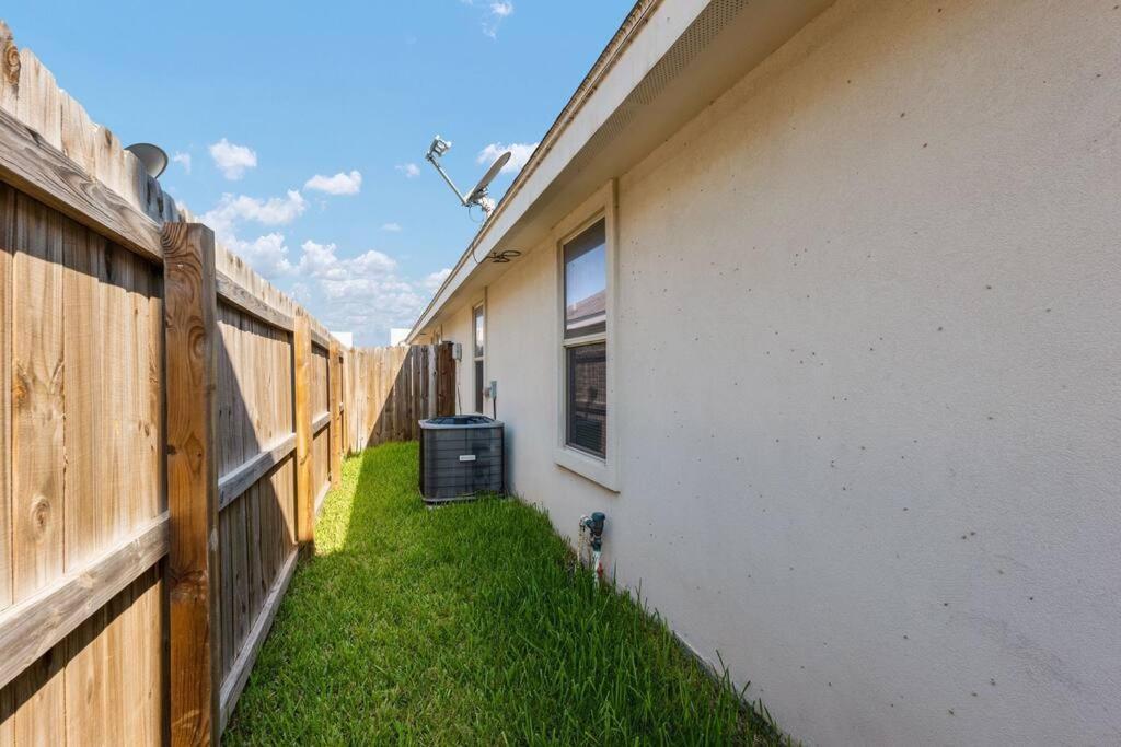 Cozy 3 Bed 2 Bath Apartment, Near Shopping Plazas, Expressway And Free Parking Edinburg