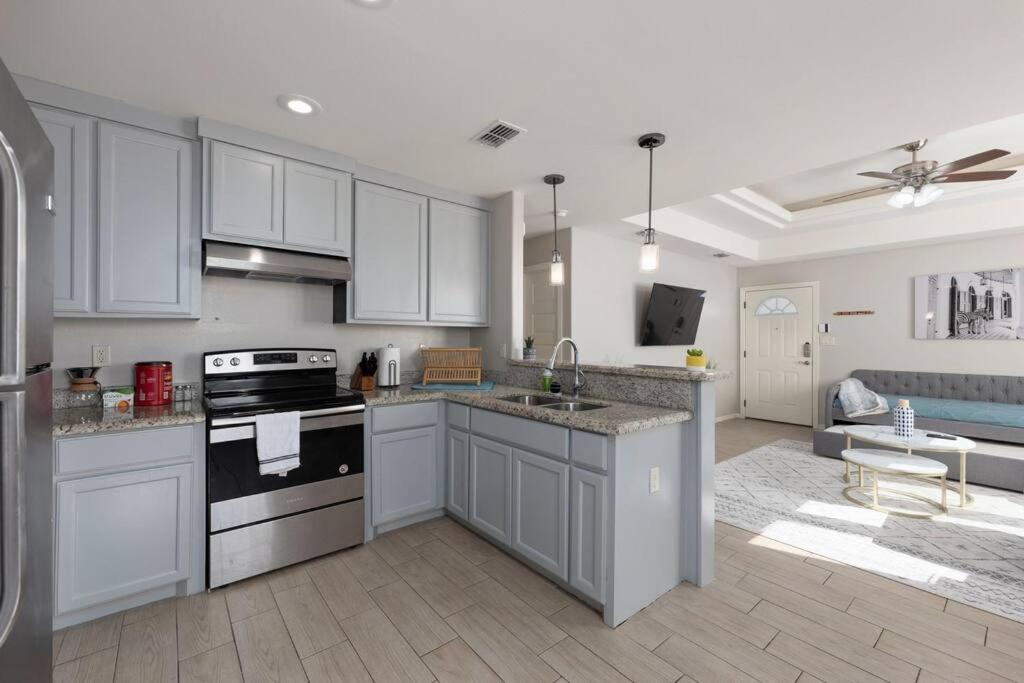 Cozy 3 Bed 2 Bath Apartment, Near Shopping Plazas, Expressway And Free Parking